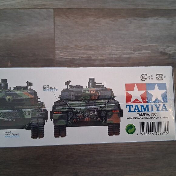 Tamiya Vintage Leopard 2A6 Main Battle Tank Model Kit 1/35 - Picture 3 of 4